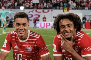 Fan phấn khích khi tân binh Zirkzee thuyết phục Musiala gia nhập MU