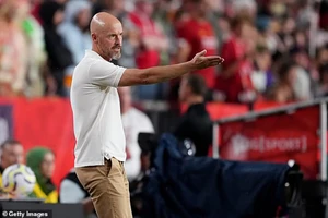 Ten Hag than trời vì MU phung phí