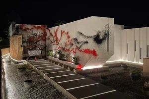 Bị người biểu tình xông vào biệt thự phá hoại, Messi im lặng