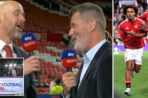 Sự im lặng đáng sợ của huyền thoại MU khiến Ten Hag chột dạ hỏi 1 câu