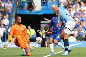 Bị Cucurella chế nhạo, Haaland đáp trả trong im lặng