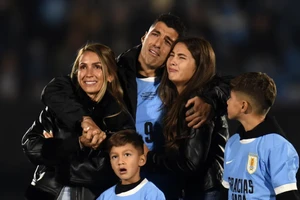 Suarez bật khóc nức nở trước tin nhắn đầy cảm xúc của Messi