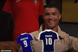Ronaldo tàn nhẫn từ chối đồng đội cũ vì Mbappe