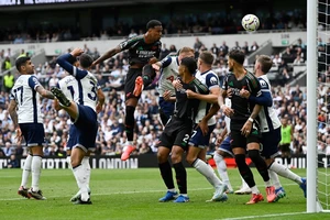 Arsenal nhọc nhằn thắng trận derby London