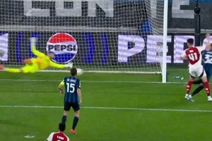 Thủ môn của Arsenal có pha cứu thua xuất sắc nhất từ trước đến nay