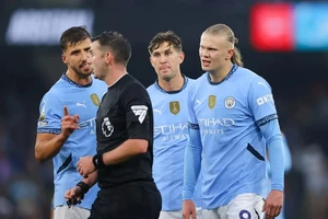 Premier League ra phán quyết về trọng tài Michael Oliver và Anthony Taylor