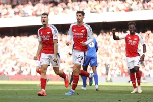 Arsenal thắng kịch tính phút bù giờ, Palmer lập poker cho Chelsea