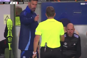 Phản ứng mỉa mai của Nistelrooy khi bị trọng tài rút thẻ vàng nhận 'mưa lời khen'