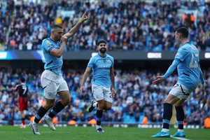 Man City và Arsenal cùng ngược dòng giành chiến thắng