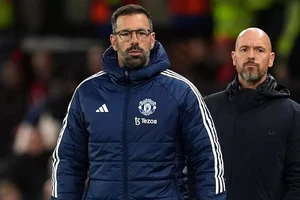 Nistelrooy lo sợ trở thành kẻ phản bội sau động thái lạ 'nắn gân' của Ten Hag