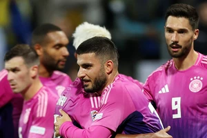 Đức thắng nhọc nhằn, Hà Lan chia điểm