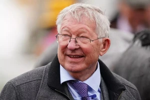 Sir Alex Ferguson cần trở lại dẫn dắt MU 1 mùa giải