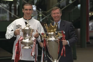 Bảo vệ Sir Alex Ferguson, Cantona chỉ trích ông chủ MU bằng lời lẽ tục tĩu