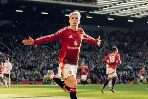 Hàng công thăng hoa, MU ngược dòng đánh bại Brentford