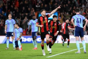 Arsenal thua sốc trên sân khách