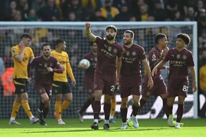Man City ngược dòng phút bù giờ, lên đỉnh Premier League