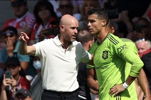 Sốc: Ten Hag làm nhục Ronaldo, cấm vào phòng thay đồ MU