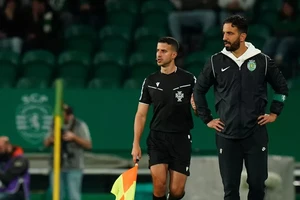 Van Nistelrooy "cầm trịch", Amorim chần chừ: Ghế nóng MU vẫn nóng!