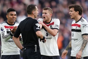 Premier League 'làm ngơ' trước chỉ trích, trọng tài gây tranh cãi vẫn 'vô tư' cầm còi