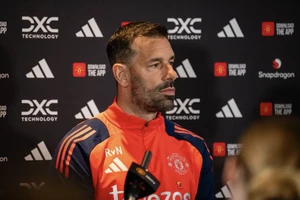 Các ngôi sao MU rất muốn Van Nistelrooy ở lại