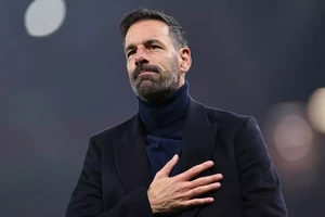 Nistelrooy thể hiện tình yêu mãnh liệt với MU, tuân theo quy tắc của Sir Alex Ferguson