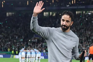 Amorim hoãn ngày dẫn dắt MU