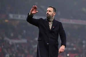 Nistelrooy xác nhận bước đi tiếp theo sau trận chia tay MU đầy cảm xúc