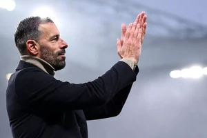 Van Nistelrooy bị chế giễu vì lời chia tay MU đầy cảm xúc