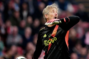 Huyền thoại MU trở lại chơi bóng đầy cảm xúc sau xuất huyết não