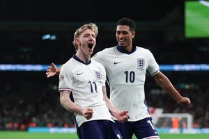 Anh thắng tưng bừng, Pháp hạ gục Ý