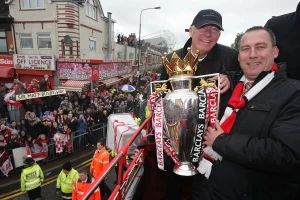 MU phải giải thích rõ ràng vì sao sa thải Sir Alex Ferguson