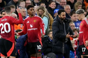 MU chia điểm trong ngày đầu ra mắt HLV Amorim