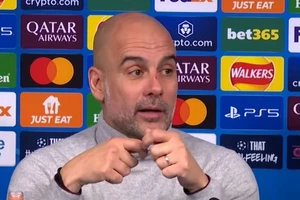 Tự làm hại bản thân, HLV Pep Guardiola phải lên tiếng xin lỗi