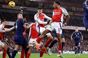 MU thua từ chính bài tập bắt bài Arsenal