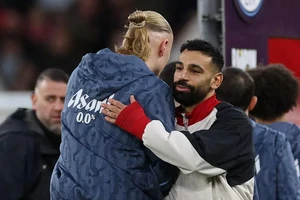 Salah được vinh danh là cầu thủ xuất sắc nhất thế giới, Haaland thì không