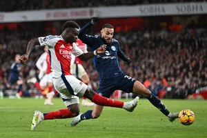 Fulham - Arsenal: 'Pháo nổ trên sân Craven Cottage'