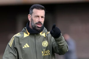 Van Nistelrooy muốn mua ngôi sao của MU, lên tiếng tổn thương vì bị Amorim loại bỏ