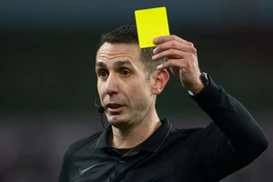 Trọng tài nổi tiếng bị Premier League sa thải