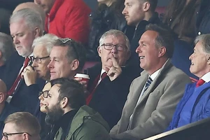 Sir Alex Ferguson can thiệp giúp MU tránh 1 sai lầm lớn