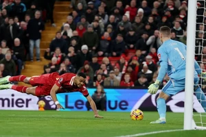 Liverpool hòa may mắn, Arsenal gây thất vọng