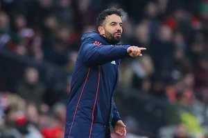 Amorim đổ lỗi cho người hâm mộ sau trận thua thảm của MU