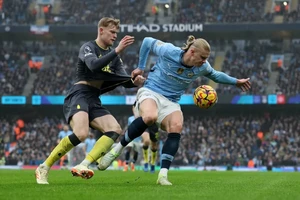 Haaland đá hỏng phạt đền, Man City lại không thắng