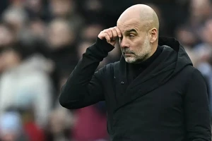 Đêm giáng sinh ngủ lại trên sân tập của Man City