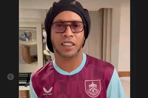 Vì sao Ronaldinho mừng giáng sinh trong chiếc áo đấu của Burnley?