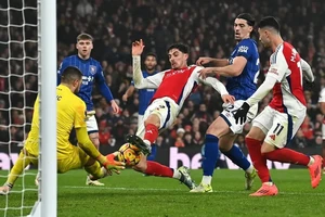 Arsenal vươn lên trên bảng xếp hạng Premier League