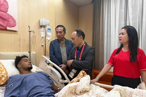 Nguyễn Xuân Son bị gãy cả 2 xương ở ống chân phải vẫn cười rất tươi