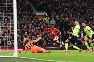 Amad ghi 3 bàn liên tiếp phút cuối, MU ngược dòng ngoạn mục