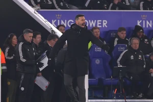 Van Nistelrooy chỉ trích một cầu thủ Leicester City và cuộc cãi vã dữ dội