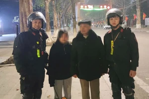 Công an giúp bé gái đi lạc trong đêm giao thừa tìm gia đình