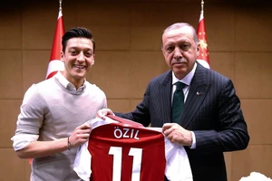 Ozil gây sốc khi thay đổi sự nghiệp